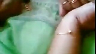 Azijska zgodna djevojka Nyomi Zen guta ogromno crno crijevo stojeći na kolenima