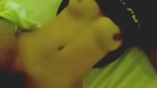 Kurva Emily ispituje svoju đubretu pičku sa seks igračkama