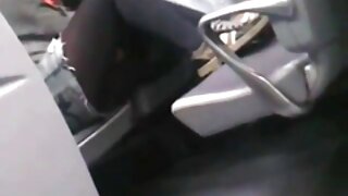 Nezasita brineta zadirkuje ljupku plavušu sa oblinama