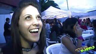 Ladyboy Valentina Vasquez oblači seksi donji veš i čarape