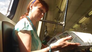 Blijedocrnokosi tinejdžerski jahač na kurcu misionarski zakucava svoju mokru macu