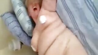 Nekoliko seksa gladnih klinaca dijele gadnu i jebenu kurvu Holly Hendrix