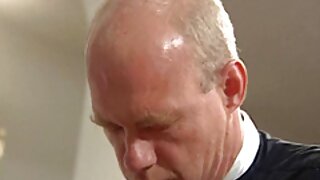 Kinky cura Shane Blair pokazuje svoju taco macu i daje joj glavu