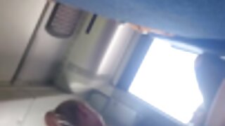 Plavušu malenog tijela izbuši duboko u guzicu s leđa