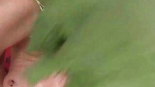 Prsata milf brineta Jenna Presley zabavlja se s kitom na kauču