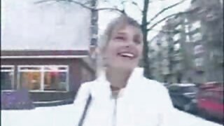 Primamljiva plavokosa djevojka masturbira pred svojim BF-om