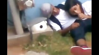 Sekstraktna prsata brineta Anissa Kate siše kurac u pozi 69