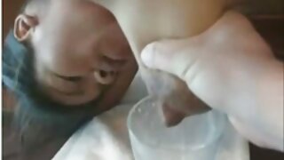 Dugonoga riba uništava analnu rupu na kožnim čarapama