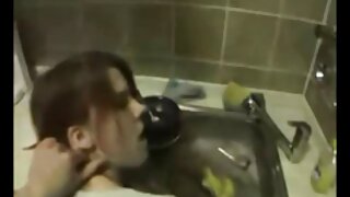 Vitka brineta pere auto i igra se sa crevom