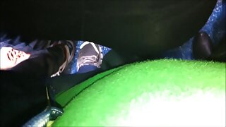 Prekrasna latino beba pozira kameri ispred ogledala