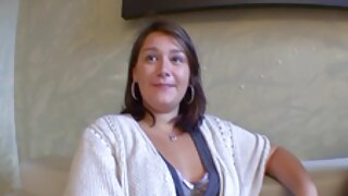 Izgladnjela za kučkom amaterska kučka daje strašno duboko grlo pušenje