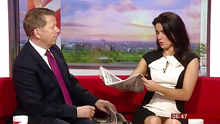 Seksi brineta sekretarica Halia Hill zabavlja gosta svog šefa dok je on zauzet