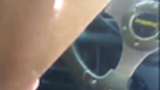 Gruda tinejdžerka se igra sa svojim ogromnim prirodnim sisama