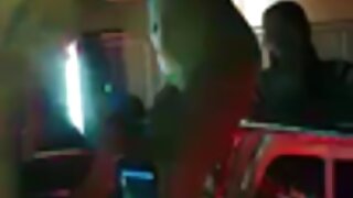 Crnka sa oblinama Renee Pornero u crvenoj mrežastoj odjeći masturbira