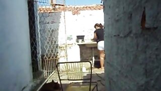Bucmasta brineta u crvenoj haljini pokazuje svoje velike sise
