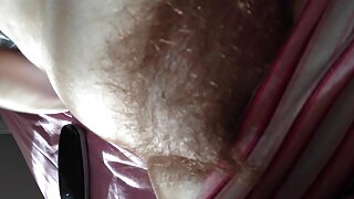 Seksi cura sa kepom u ustima leži u kavezu. Neko zadirkuje njenu obrijanu macu vibratorom. Ne preskačite ovaj novi BDSM klip besplatno.