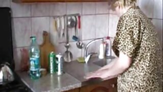 Napaljena beba svijetle kose s lijepim dupetom daje odličan kunilingus