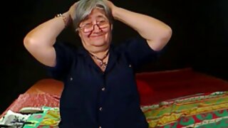 Kovrčava porno glumica Mia Austin uživa u zabavi u glory hole sobi