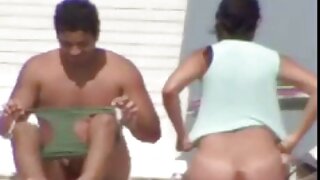 Seksi tinejdžerka Alissandra Pirez jebe u misionarskom stilu na sofi, a zatim skoči na tipa i jaše ga dok joj on prstima prstima pipa u šupak.